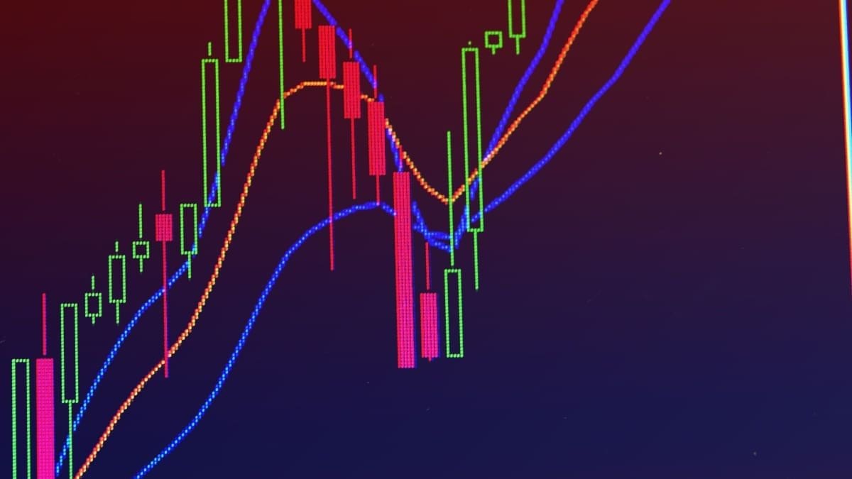 Een afbeelding van een crypto koers die een dip maakt en vervolgens hard stijgt, met daarbij marktdata