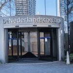 Entree van een gebouw met de tekst: De Nederlandse Bank