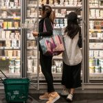 Bitcoin toont veerkracht, maar consumentenvertrouwen krijgt flinke klap