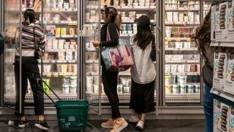 Bitcoin toont veerkracht, maar consumentenvertrouwen krijgt flinke klap