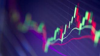 Bitcoin trapt op de rem, maar altcoinmarkt ontploft - XRP stijgt 20%