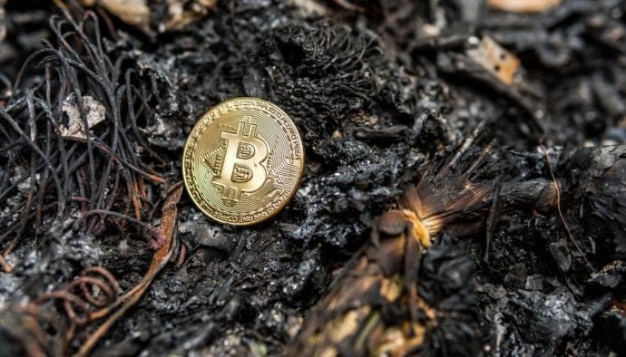 bitcoin-prullenbak partner-gooit-bitcoins-BTC-in-prullenbak