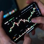 Bitcoin koersgrafiek op mobiele telefoon