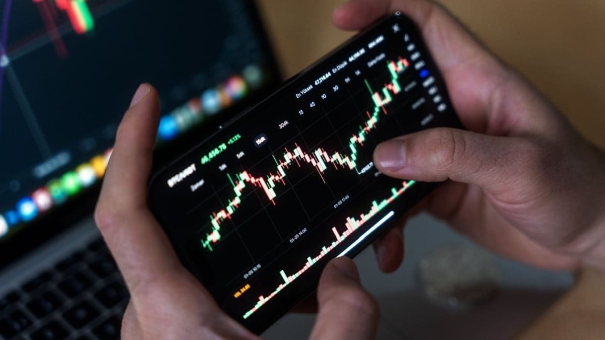 Bitcoin koersgrafiek op mobiele telefoon