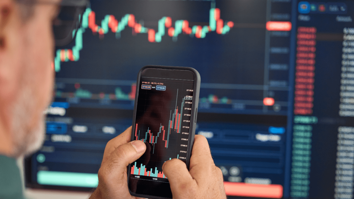 Bitcoin herstelt vlak voor cruciaal besluit en deze crypto explodeert 25%
