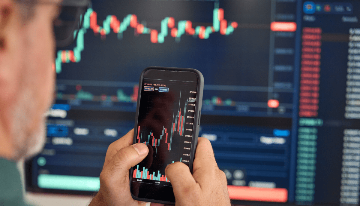 Bitcoin herstelt vlak voor cruciaal besluit en deze crypto explodeert 25%