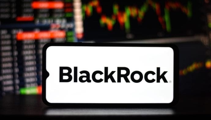 Een afbeelding van het logo van Blackrock met op de achtergrond crypto koersen en marktdata