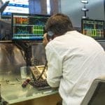 Foto van een handelaar op wall street op de handelsvloer
