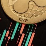 Foto van XRP munt op een koersgrafiek