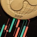 Foto van XRP munt op een koersgrafiek
