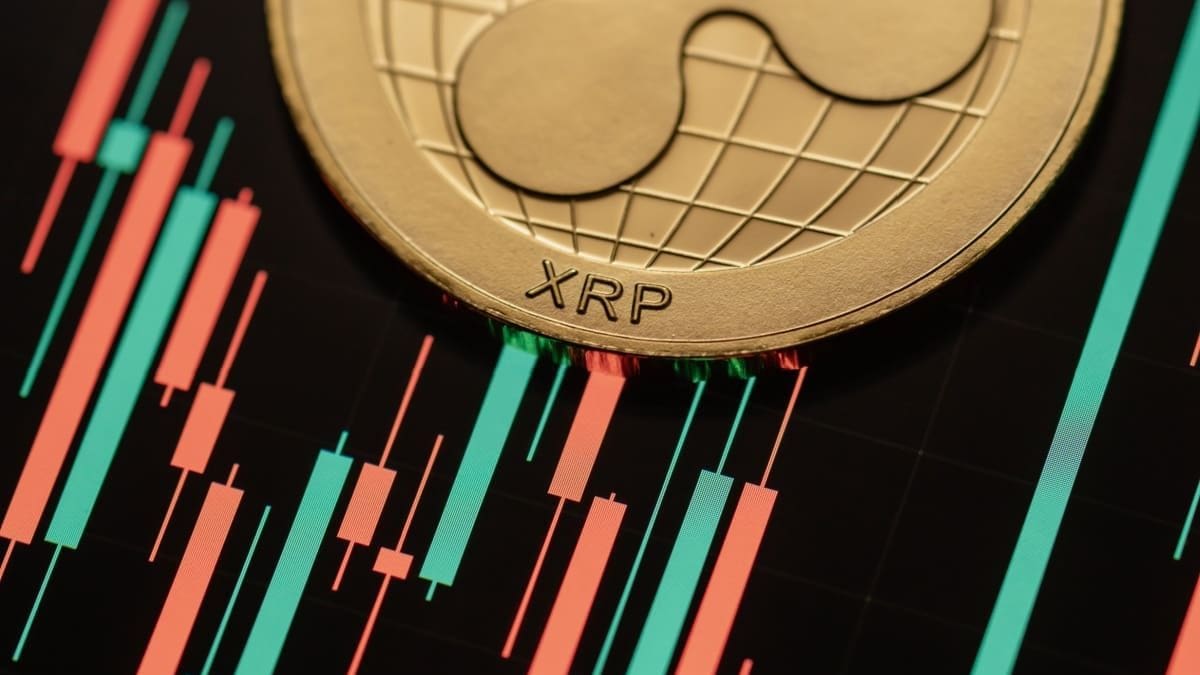 Foto van XRP munt op een koersgrafiek