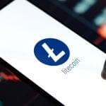 De kans lijkt steeds aannemelijker te worden dat litecoin (LTC) de eerstvolgende cryptomunt wordt die een zogenoemd exchange-traded fund (ETF) in de Verenigde Staten krijgt. De Amerikaanse toezichthouder, de Securities and Exchange Commission (SEC), heeft namelijk de volgende stap genomen in het besluitproces van Canary’s aanvraag. SEC accepteert litecoin ETF-aanvraag Canary Capital, een crypto-gerichte vermogensbeheerder, diende op 15 oktober zijn aanvraag in voor een litecoin-ETF bij de SEC. Op 15 januari volgde een belangrijke stap met de indiening van een 19b-4 formulier, essentieel voor de beursnotering. De SEC heeft nu de aanvraag formeel geaccepteerd, wat betekent dat het wordt opgenomen in het nationale register en dat het goedkeuringsproces is gestart. Tegelijkertijd vraagt de SEC hiermee om commentaar en feedback van het publiek over de aanvraag. Eerste altcoin die erkenning krijgt van SEC, aldus ETF-expert Eric Balchunas, ETF-expert van Bloomberg, benadrukt dat dit eerste aanvraag is voor een altcoin die door de SEC wordt erkend. Houd er rekening mee dat hij ethereum (ETH) niet als altcoin ziet. 