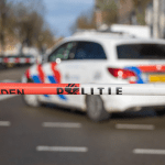politie auto staat stil achter een afgezet gebied met politie lint.