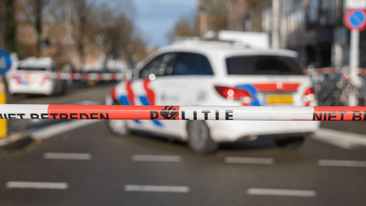 politie auto staat stil achter een afgezet gebied met politie lint.