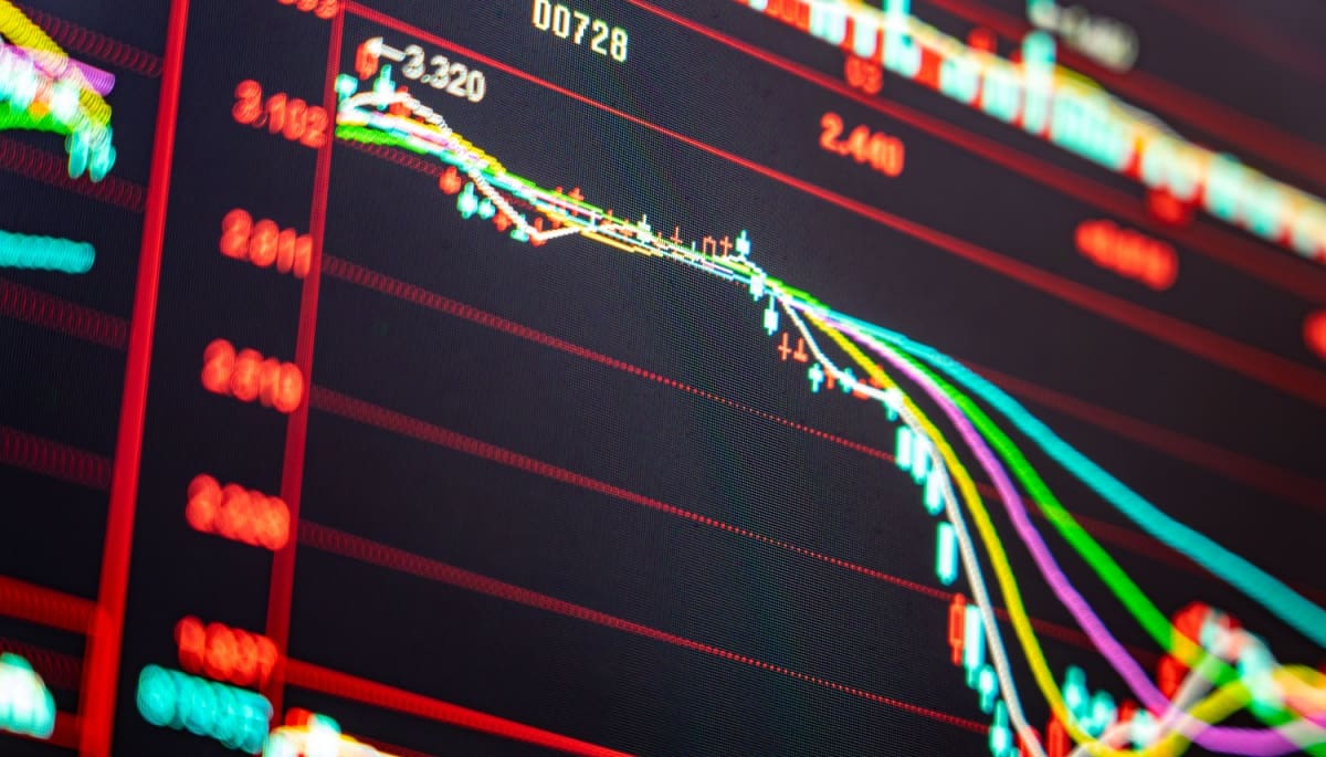 koersgrafiek van een onbekende cryptomunt in het rood