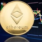Foto van een ethereum munt en een koersgrafiek op de achtergrond