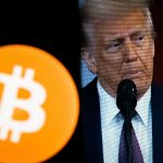 Een afbeelding van het bitcoin logo met daarnaast een afbeelding op een scherm van de president van de Verenigde Staten, Donald Trump