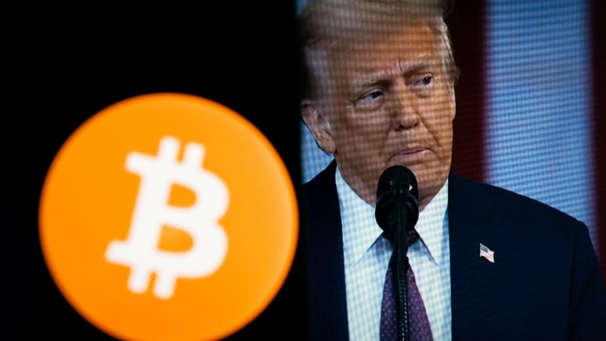 Een afbeelding van het bitcoin logo met daarnaast een afbeelding op een scherm van de president van de Verenigde Staten, Donald Trump