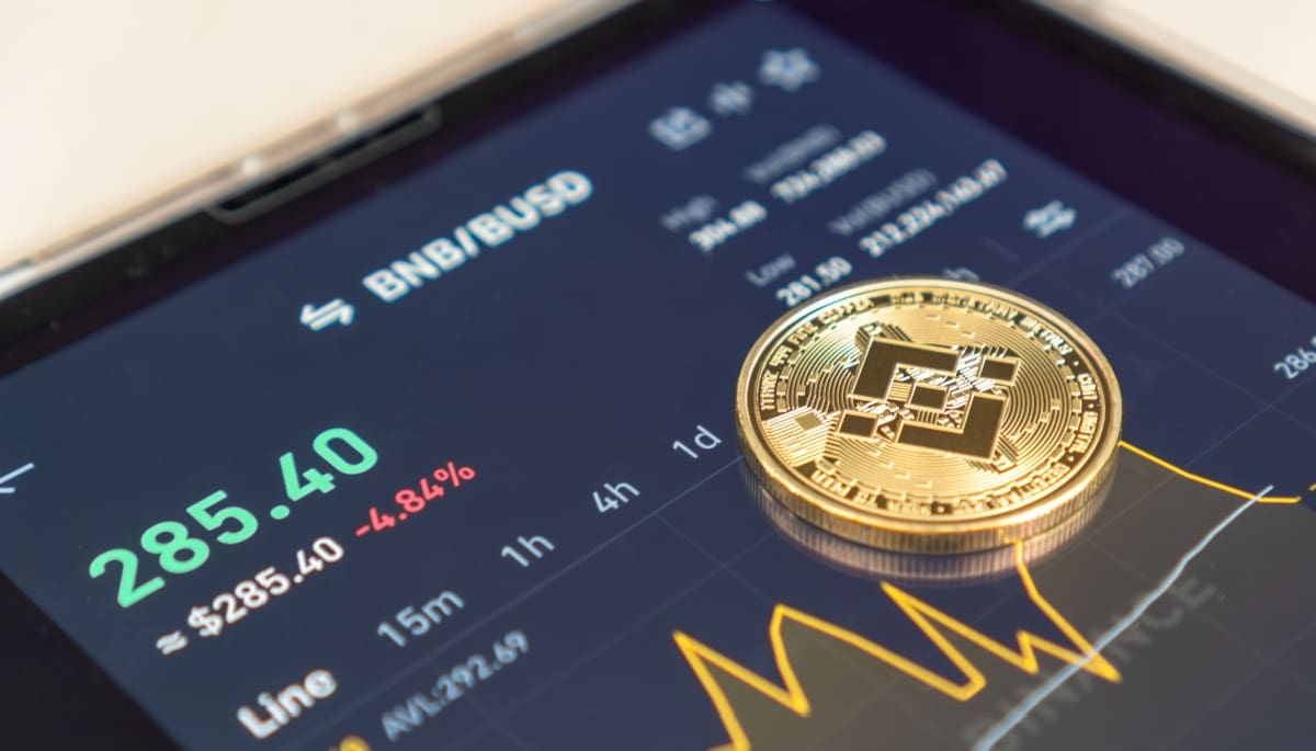 bitcoin BTC munt op een telefoon met een koersgrafiek