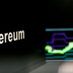 Een afbeelding van het woord 'ethereum' op een mobiele telefoon, met een stijgende crypto koers op de achtergrond