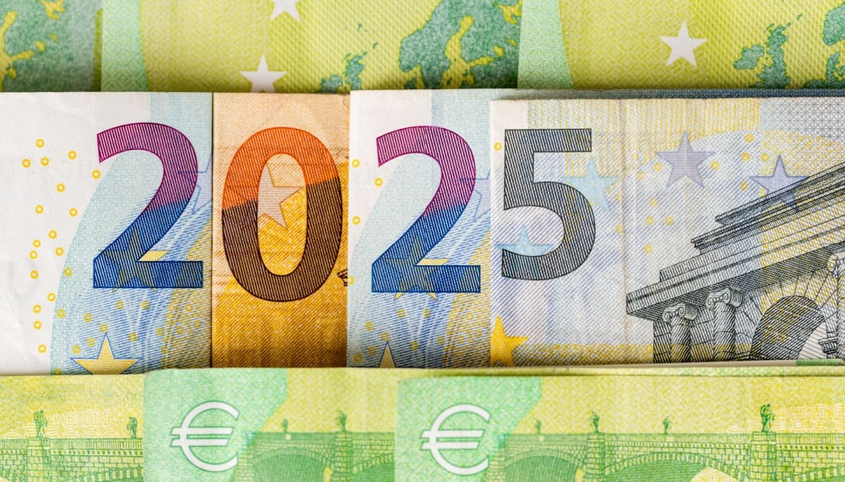Verschillende bankbiljetten met eurobedragen, zo neergelegd dat het getal 2025 wordt afgebeeld