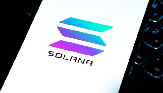 solana logo zichtbaar op smartphone