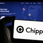 Het logo van Chipper Cash en de website op de achtergrond
