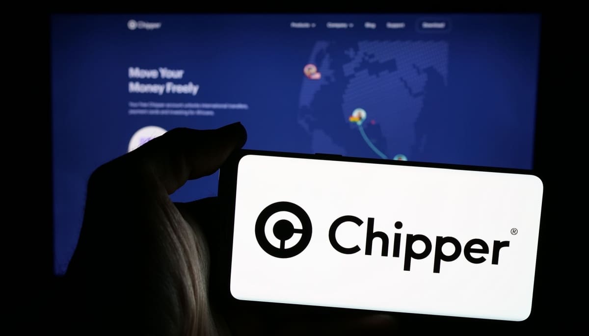 Het logo van Chipper Cash en de website op de achtergrond
