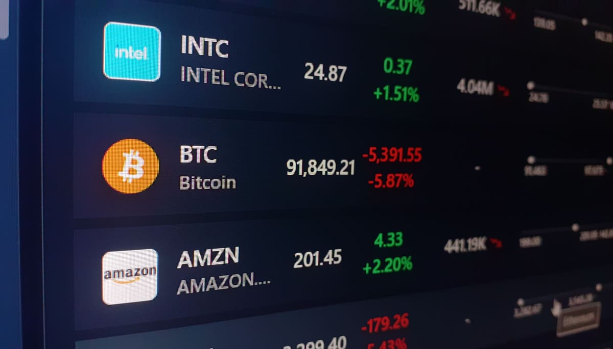 De koers van bitcoin tussen andere assets, zoals aandelen van Amazon en Intel.
