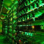 Een afbeelding van bitcoin miners die staan opgestapeld in een grote loods met groene verlichting