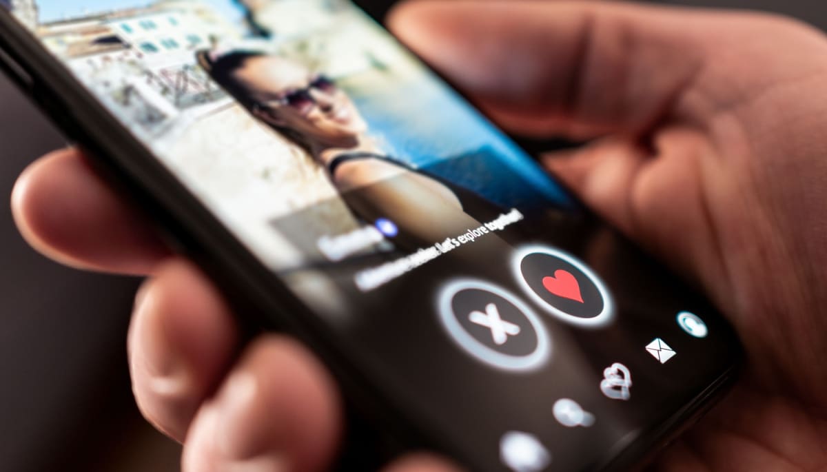 Een afbeelding van de interface van een dating site of app, op een mobiele telefoon
