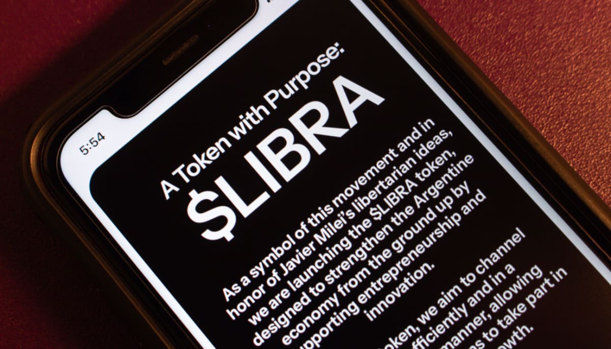 Een afbeelding van een mobiele telefoon met de homepagina van de op Solana gebouwde memecoin LIBRA
