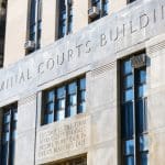 Een afbeelding van een rechtsgebouw in New York in de Verenigde Staten, waar rechtszaken worden behandeld