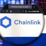 Een afbeelding van een vergrootglas die inzoomt op de website van Chainlink, een van de grootste altcoins van de cryptomarkt