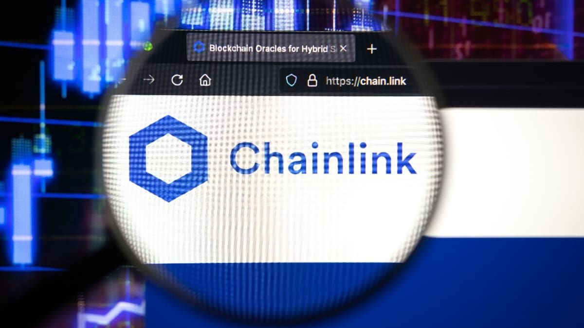 Een afbeelding van een vergrootglas die inzoomt op de website van Chainlink, een van de grootste altcoins van de cryptomarkt
