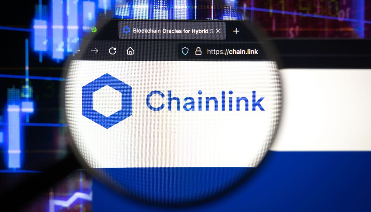 Een afbeelding van een vergrootglas die inzoomt op de website van Chainlink, een van de grootste altcoins van de cryptomarkt