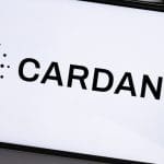 Een afbeelding van het logo van de altcoin Cardano (ADA) op een mobiele telefoon