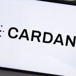 Een afbeelding van het logo van de altcoin Cardano (ADA) op een mobiele telefoon