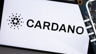 Een afbeelding van het logo van de altcoin Cardano (ADA) op een mobiele telefoon