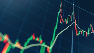 Een candle chart met een hard stijgende groene koers