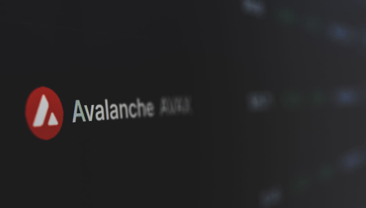 Een close up shot van de altcoin en cryptomunt avalanche in een ranking, met ticker en prijs