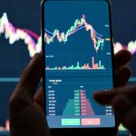 Een crypto investeerder en_of handelaar analyseert een crypto grafiek