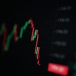 Een-fors-dalende-koers-van-een-onbekende-cryptomunt-gevisualiseerd-als-een-candle-chart