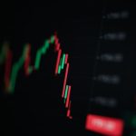 Een-fors-dalende-koers-van-een-onbekende-cryptomunt-gevisualiseerd-als-een-candle-chart Een-fors-dalende-koers-van-een-onbekende-cryptomunt-gevisualiseerd-als-een-candle-chart