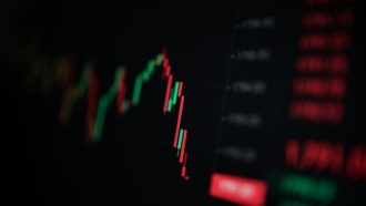 Een-fors-dalende-koers-van-een-onbekende-cryptomunt-gevisualiseerd-als-een-candle-chart