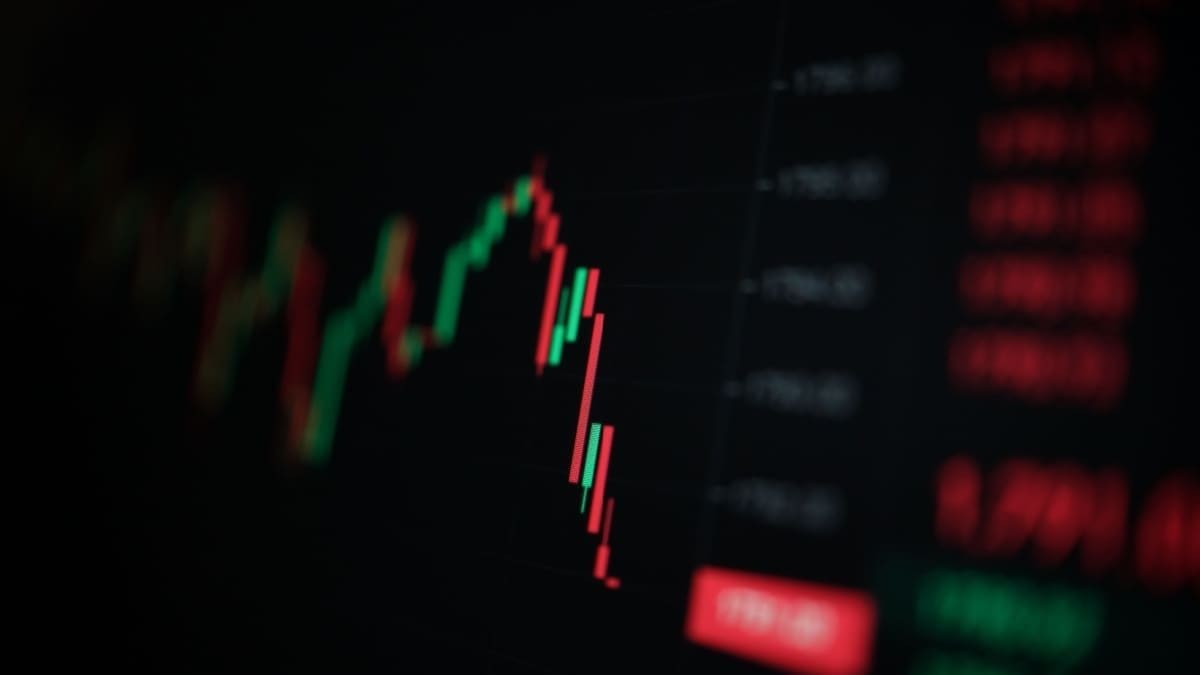 Een-fors-dalende-koers-van-een-onbekende-cryptomunt-gevisualiseerd-als-een-candle-chart Een-fors-dalende-koers-van-een-onbekende-cryptomunt-gevisualiseerd-als-een-candle-chart