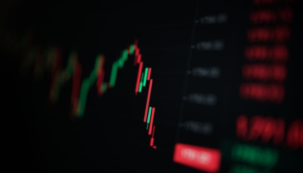 Een-fors-dalende-koers-van-een-onbekende-cryptomunt-gevisualiseerd-als-een-candle-chart