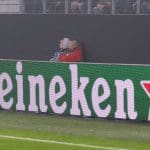 Een foto van het Heineken logo in een voetbal stadion