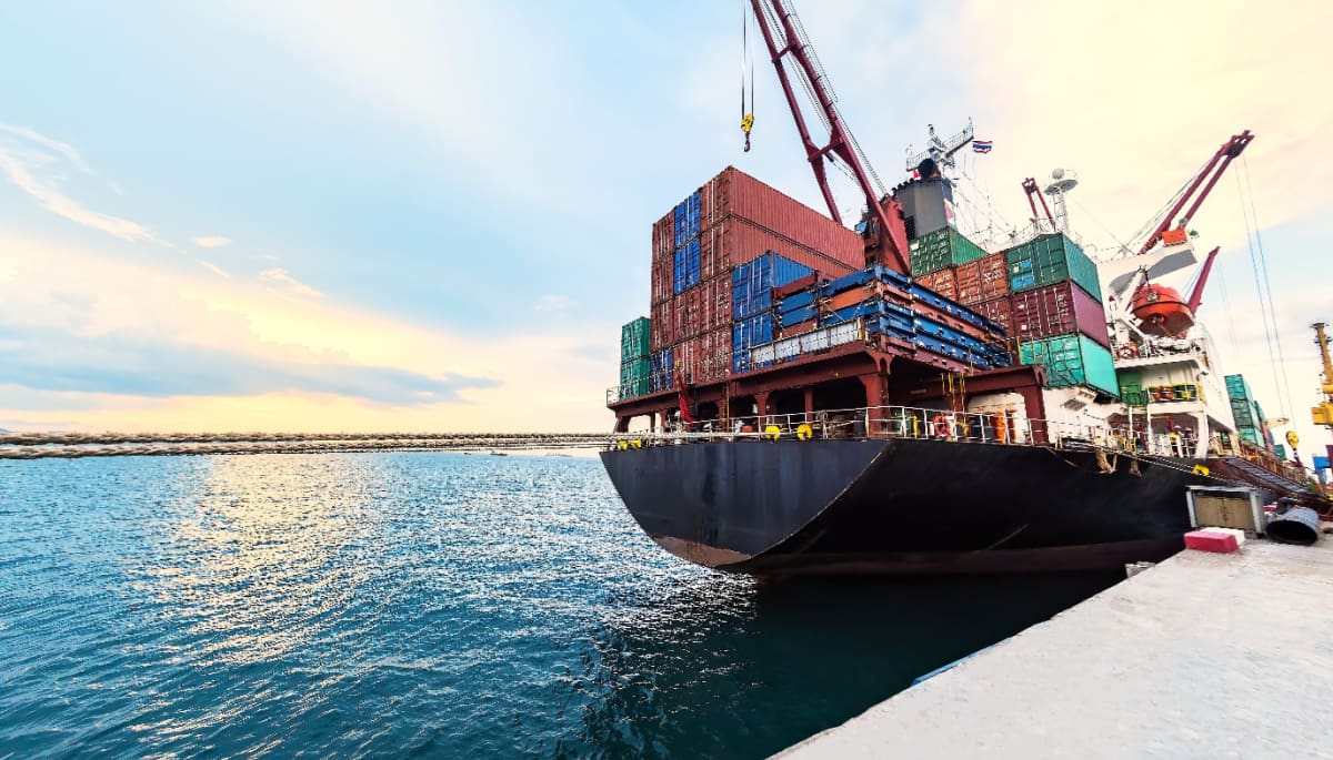 Een groot commercieel vrachtschip, ten tijde van een handelsoorlog tussen de Verenigde Staten en concurrerende landen
