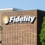 Een logo op een kantoor van Fidelity Investments, een grote Amerikaanse vermogensbeheerder